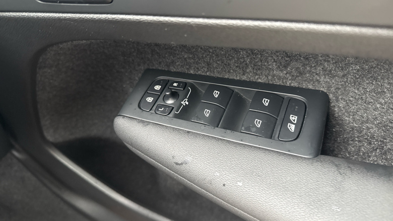 Volvo XC40 2.0 B3P Plus Dark 5dr Auto Petrol Estate